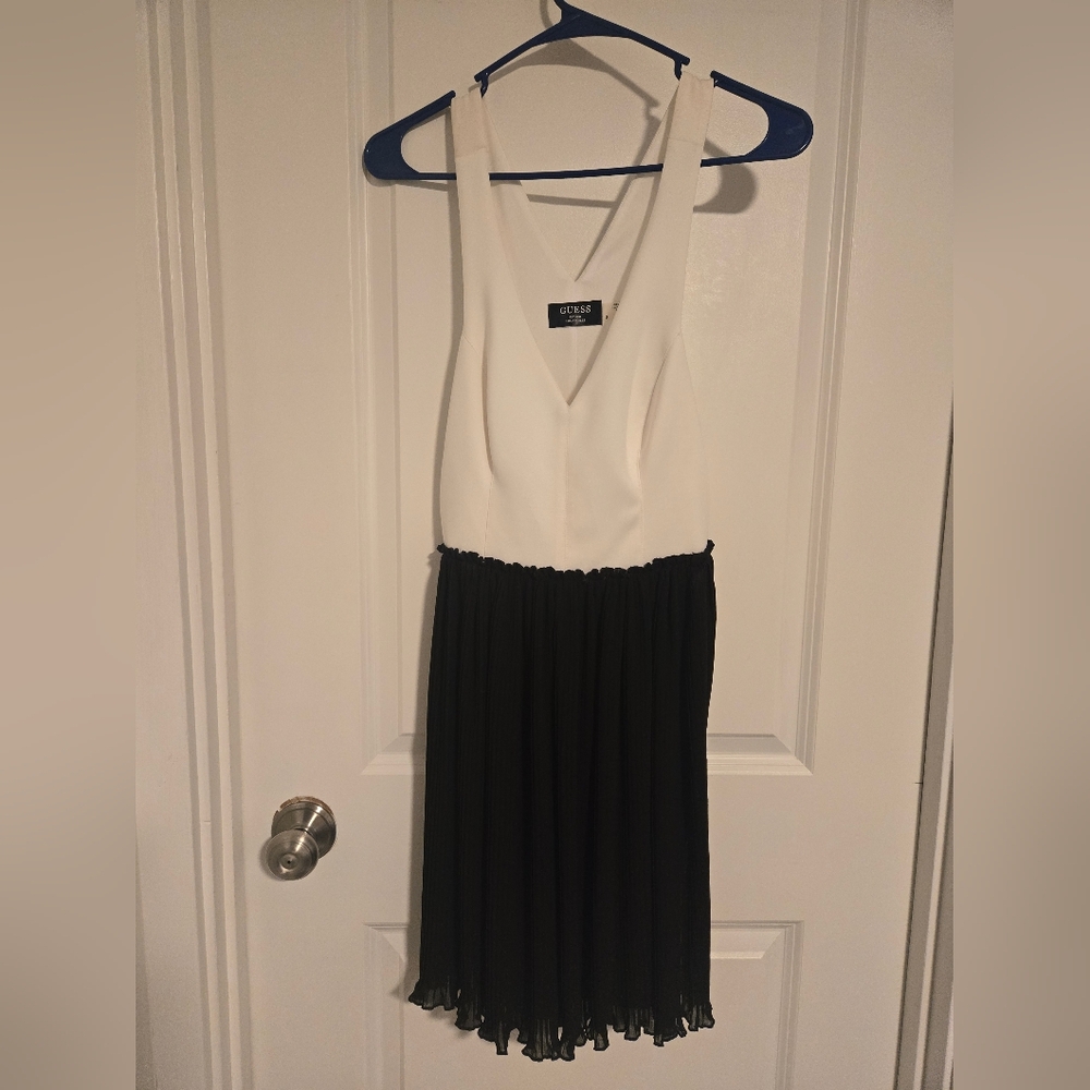 GUESS White V-Neck TopGUESS white and black cocktail dress, size 2, like New
